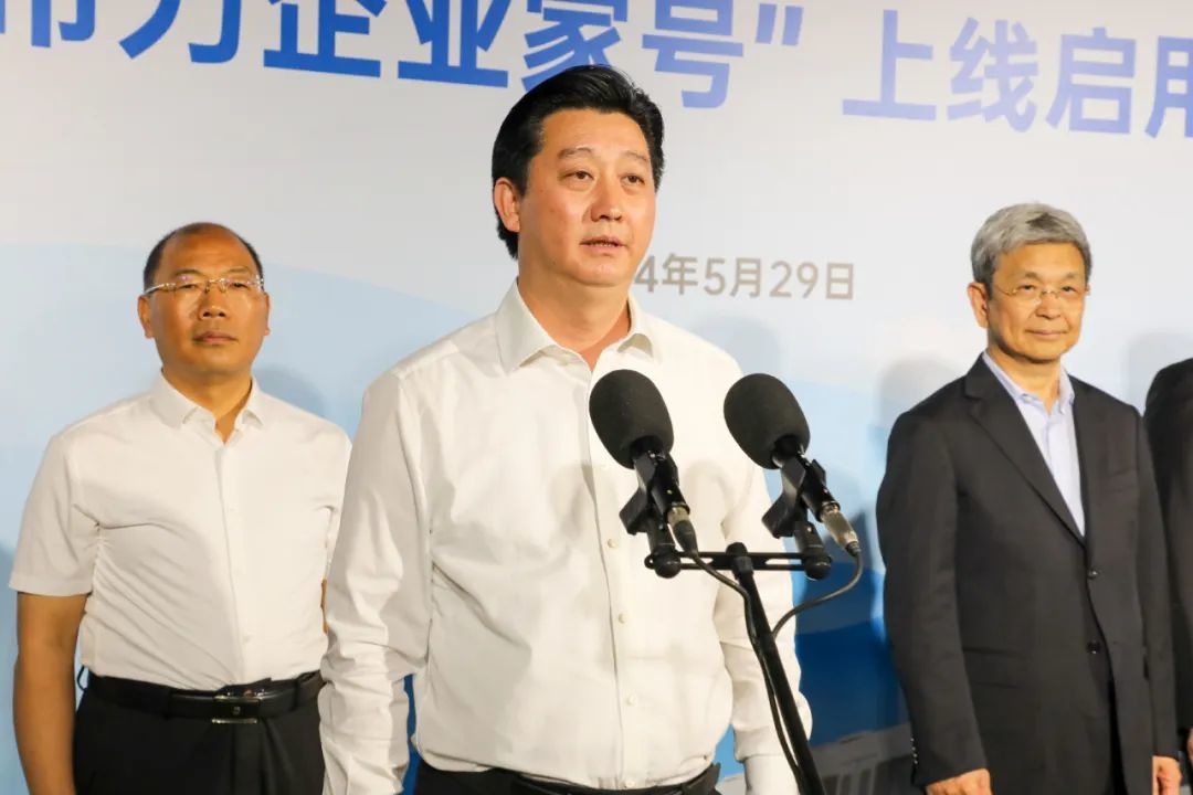 亚布力论坛向郑州市捐赠首列地铁公益专列 "亚布力企业