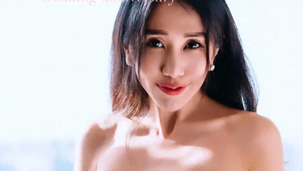 何超盈发照庆祝五周年纪念日，却被吐槽眼神呆滞勾头缩颈的
