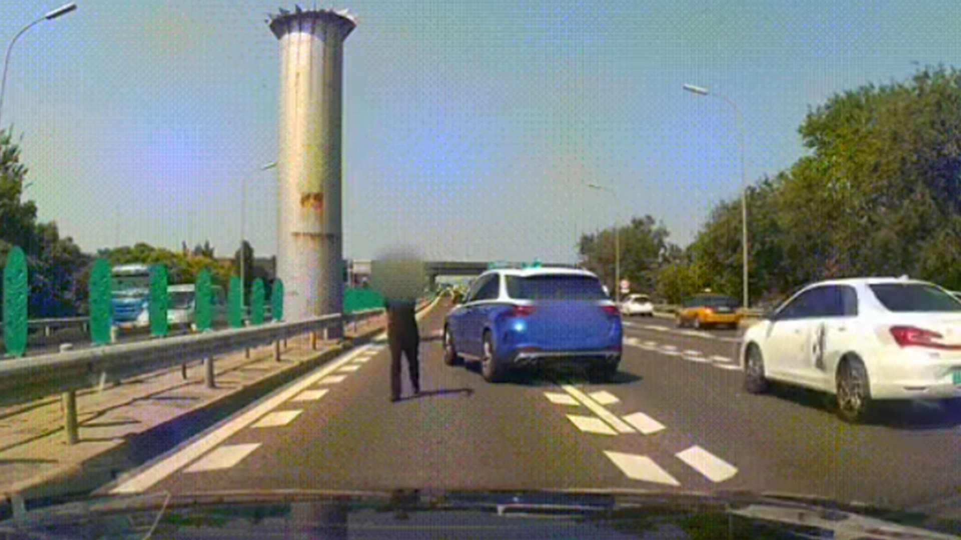 北京海淀警方通报：北五环路一男子路怒别车被行拘，驾驶证记20分，罚款1200元