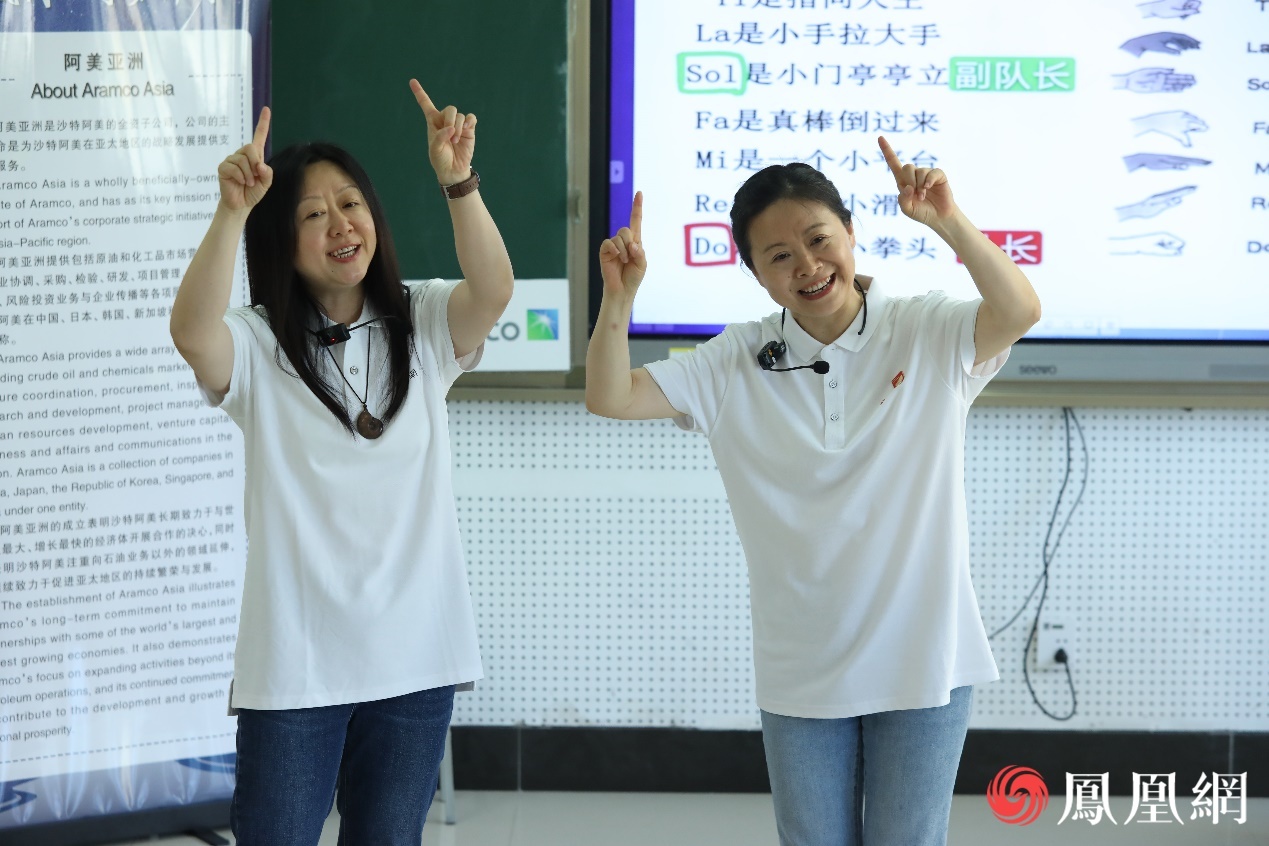 两位冯老师默契配合带领孩子们放声歌唱