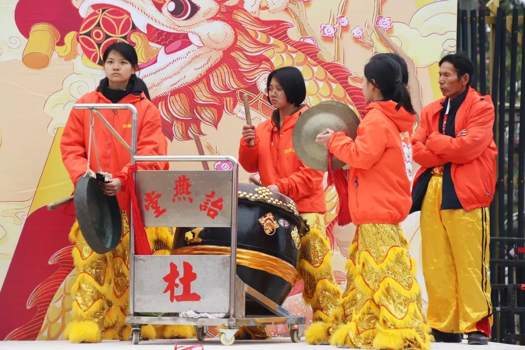 2月24日龙狮英雄荟上,杜俊清(左二)、杜绮楠(左三)、阿羡(左一)分别打鼓、打镲、敲锣