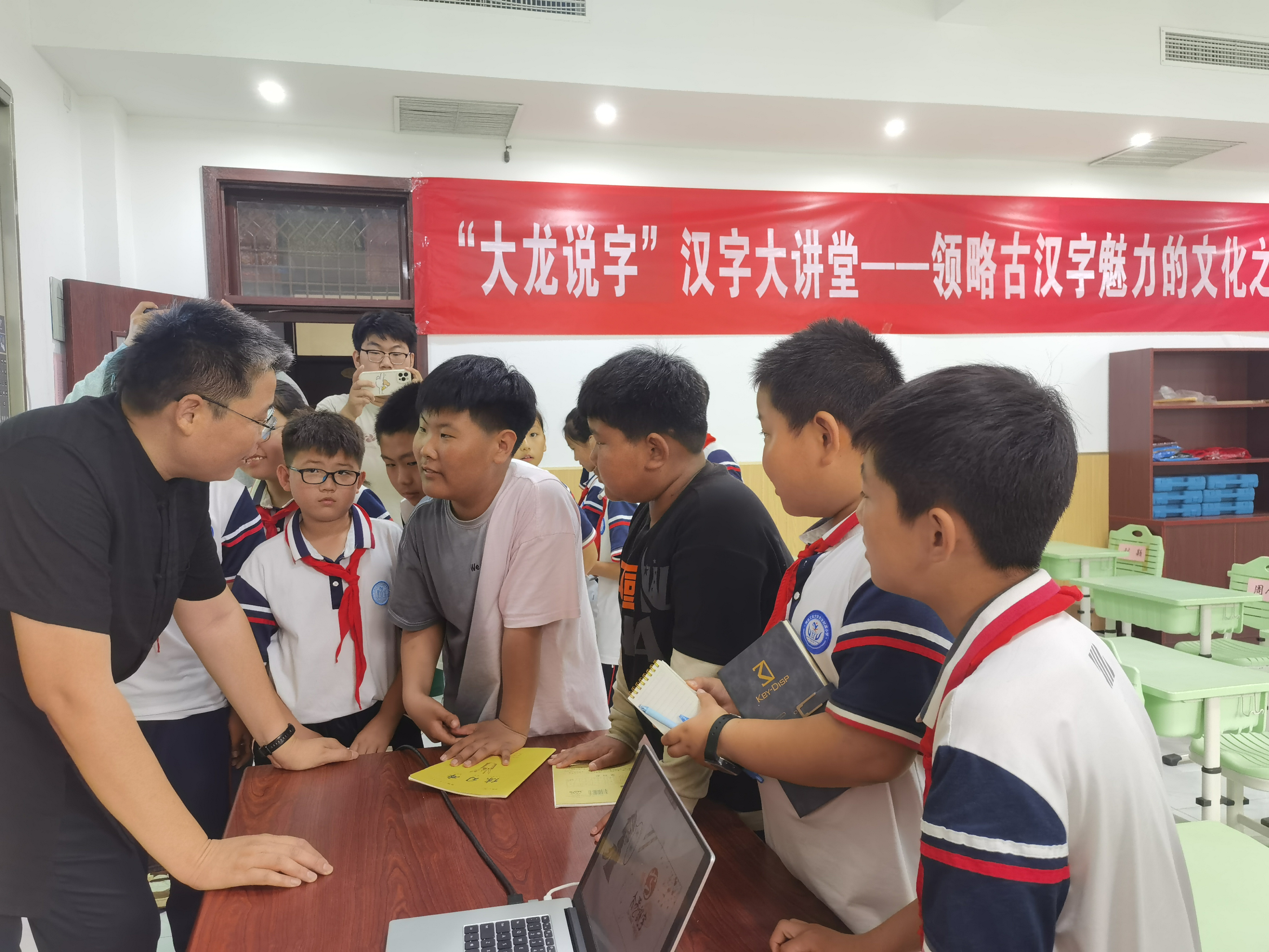 河北工业大学 “大龙说字”文化公益服务团将古汉字送进小学课堂