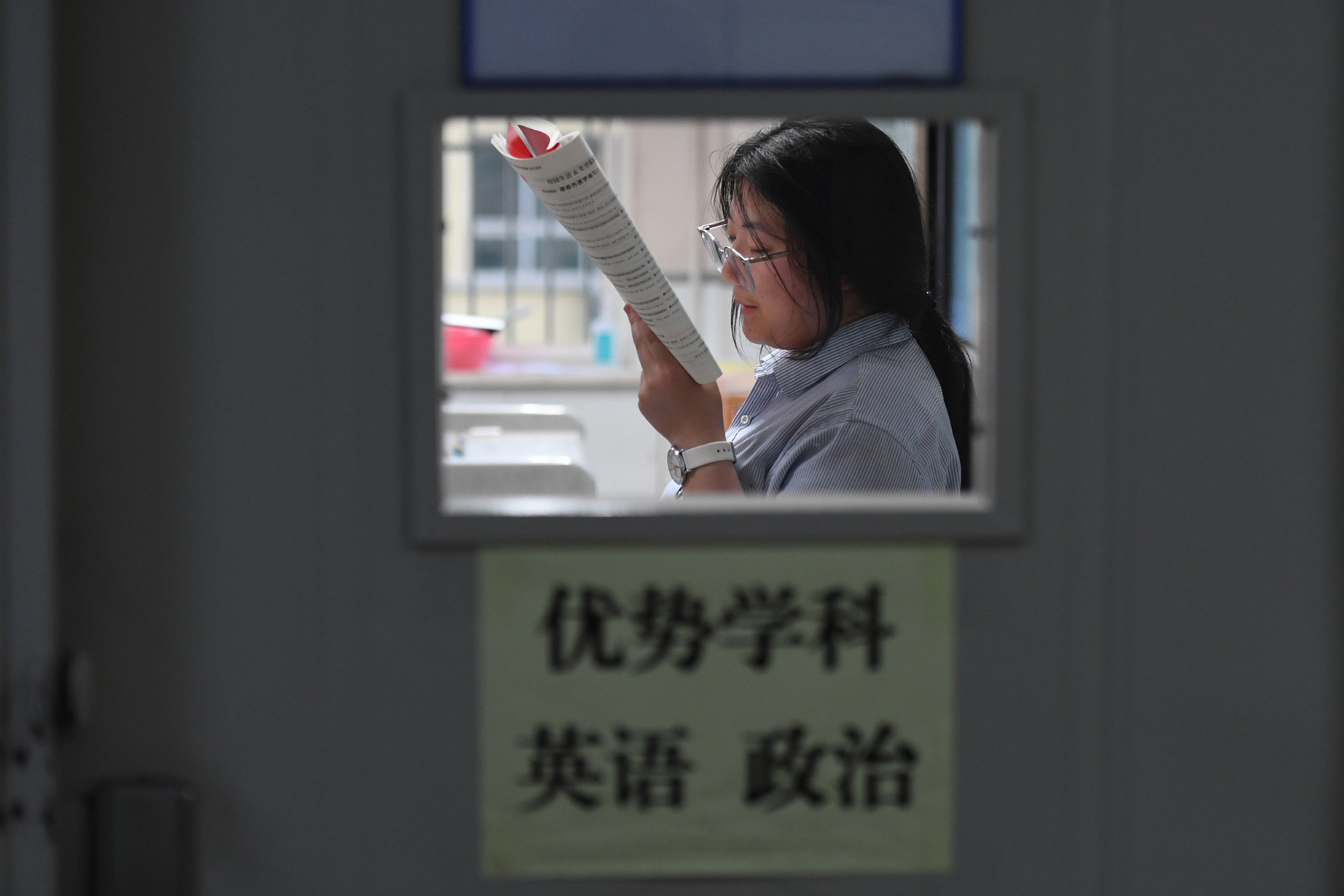 2024年4月18日，山西省太原市，外国语学校高三年级自习课堂上，学生在朗读背诵。