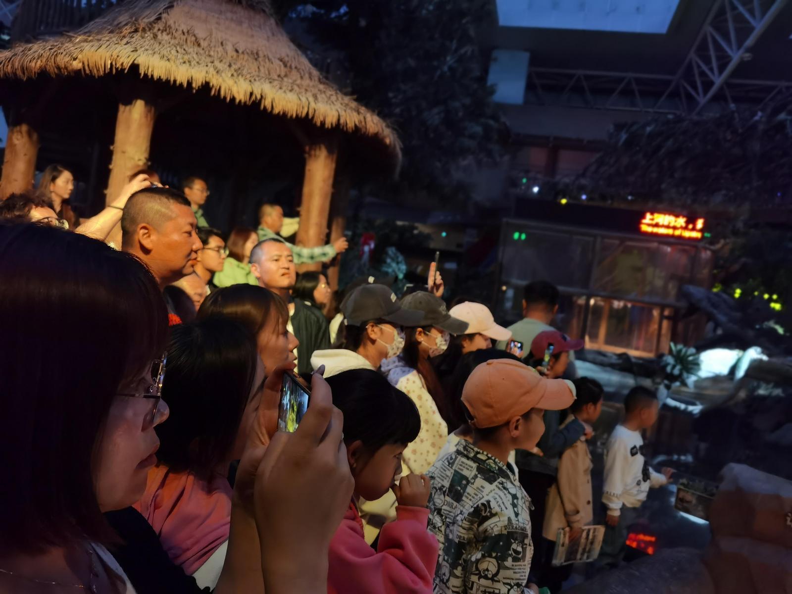 家长带小朋友游览西旅&middot;乐可龙神奇动物城