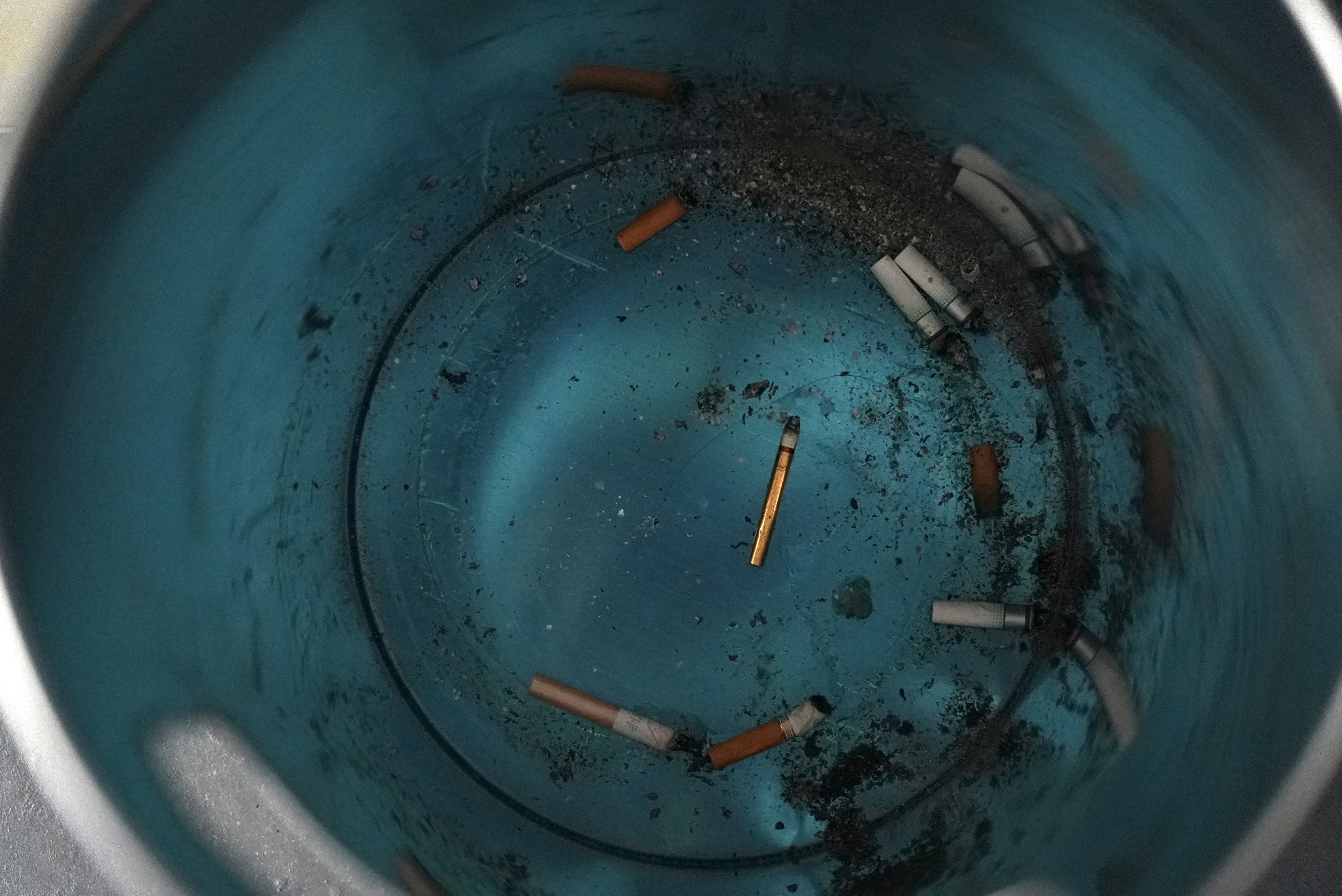 龙华写字楼查违法吸烟，女子被罚后称：等下还有很多人来这抽