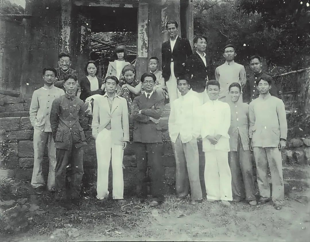 国立艺专教授常书鸿(前排右五)与师生在昆明