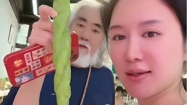 73岁张纪中骑电动车载孕妻，吃杜星霖雪糕被嫌弃：我不要吃你口水