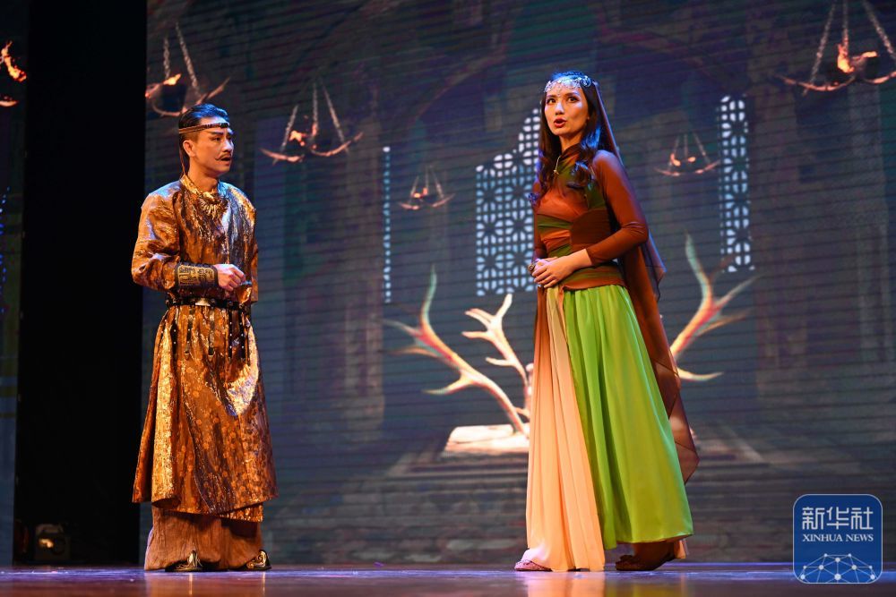 ↑天津市儿童艺术剧团演员在河北区少年宫表演儿童戏剧《敦煌·九色鹿王》(5月30日摄)