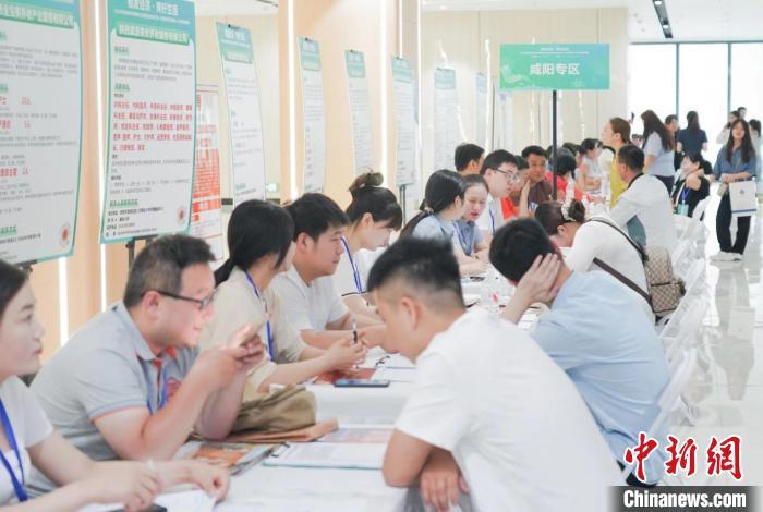 24日,“银发经济 美好生活”2024年陕西省养老服务行业促就业专项行动—陕西省养老服务人才专场招聘会现场。陕西省民政厅供图