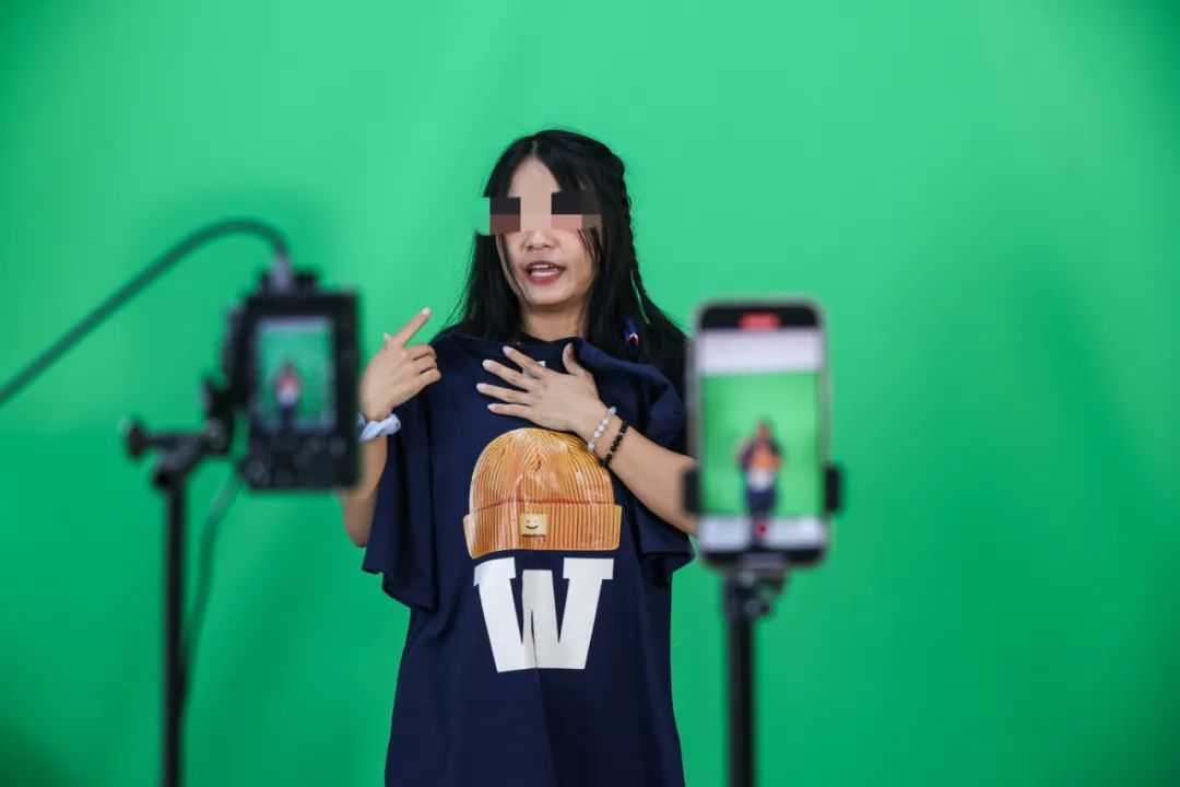 贵州省某高校学生进行直播活动。图/中新图片 中新社记者 瞿宏伦 摄