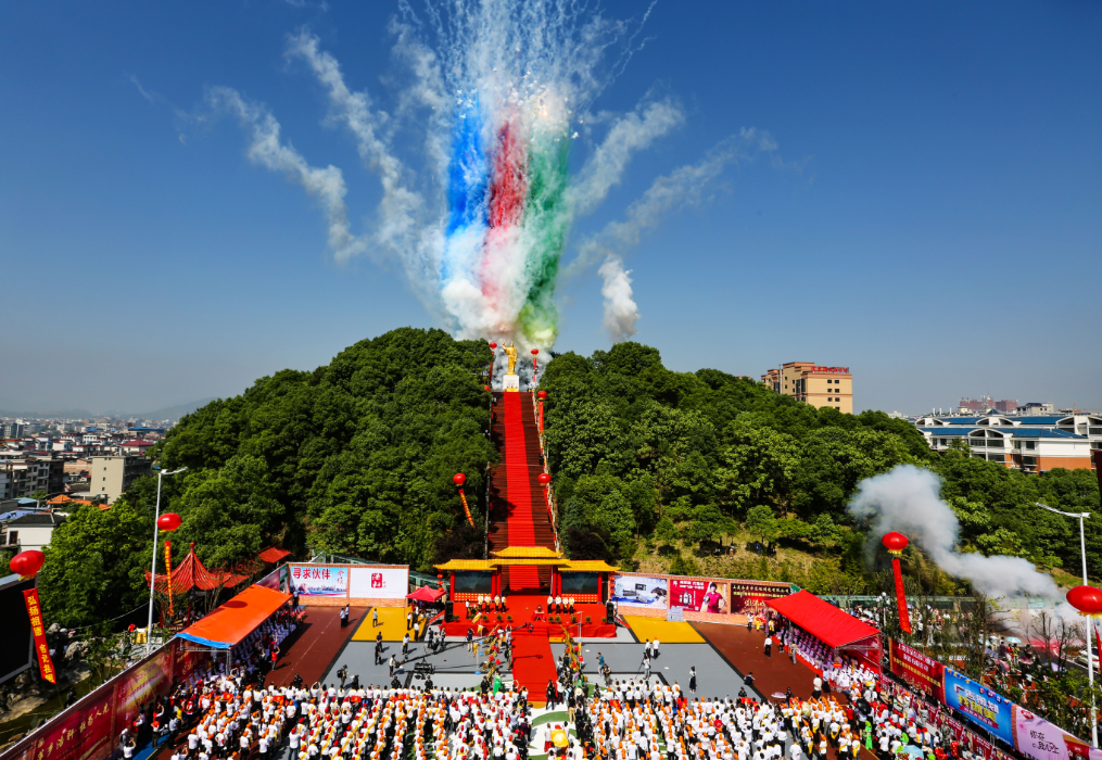 上栗民间自发组织公祭花炮发明者李畋。上栗县委宣传部/供图