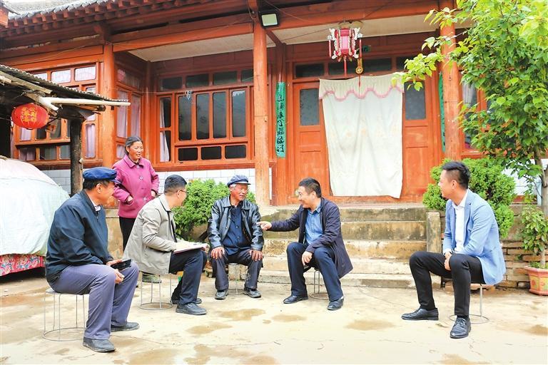 岷县十里镇组织党员干部走进特殊困难群众家中,为他们送去米面油等基本生活用品,与他们拉家常、话冷暖。新甘肃·甘肃日报通讯员 马万安