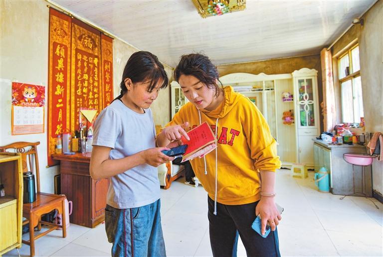 清水县“一对一献爱心”协会志愿者走进山门镇,为困难学生送上爱心人士捐赠的物资和助学款。新甘肃·甘肃日报通讯员 赵彦真