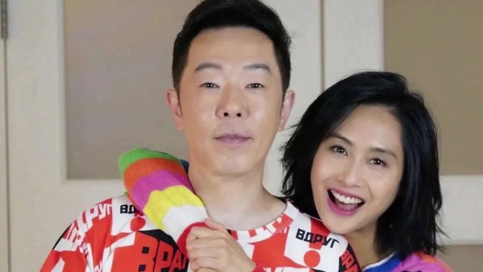2013年黄父对朱茵拳打脚踢黄贯中再敢打我老婆要了你的命