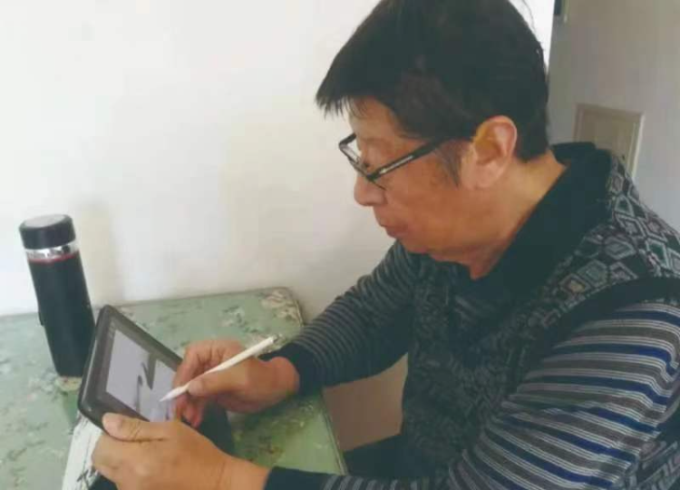 70岁抗癌"赛博爷爷"的"电子遗产" 让网友泪奔