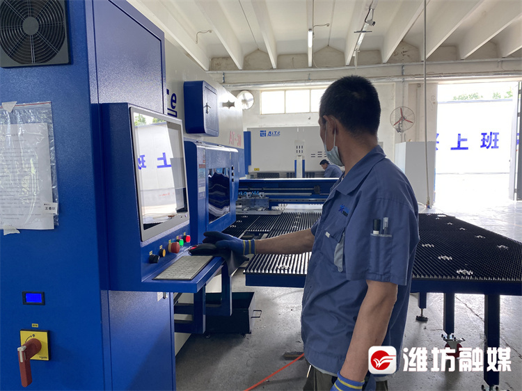 山东科源智能电器有限公司生产车间内，工人在忙生产。