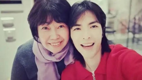 台媒曝萧敬腾陪妈妈住院整夜没睡 随后又硬撑着身体完成演出封面图