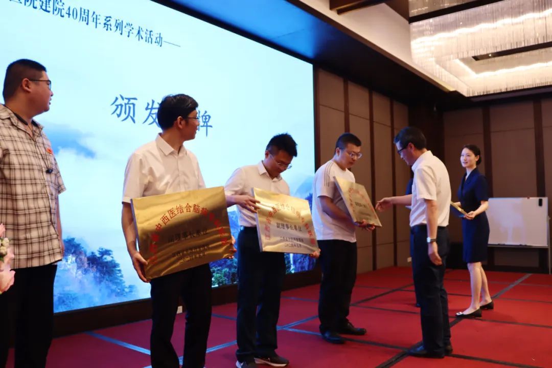 马海威为联盟副理事单位颁发牌匾