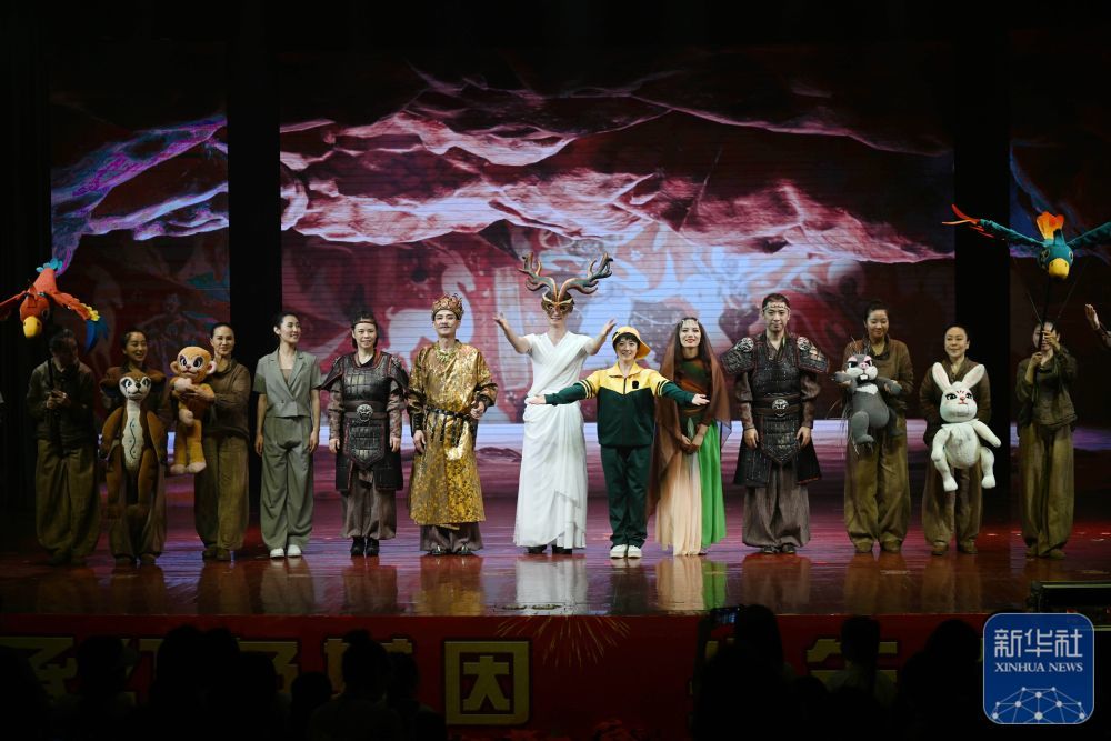 ↑天津市儿童艺术剧团演员在表演完儿童戏剧《敦煌·九色鹿王》后谢幕(5月30日摄)
