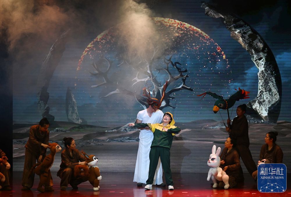 ↑天津市儿童艺术剧团演员在河北区少年宫表演儿童戏剧《敦煌·九色鹿王》(5月30日摄)