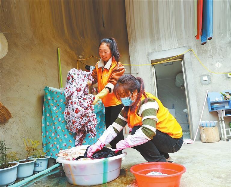 康县益康社会工作服务中心的志愿者们为岸门口镇许家河村的特困供养老人洗衣服、打扫卫生新甘肃·甘肃日报通讯员 黄培军