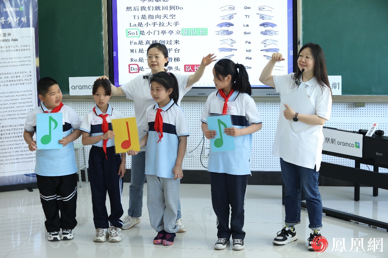 两位冯老师为同学们讲解切分节奏