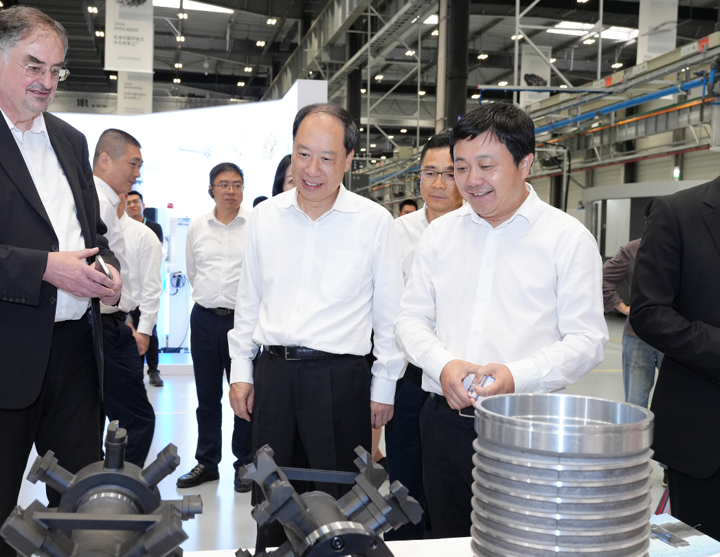 江门市党政代表团首先来到巨浪凯龙机床(太仓)有限公司生产车间,听取