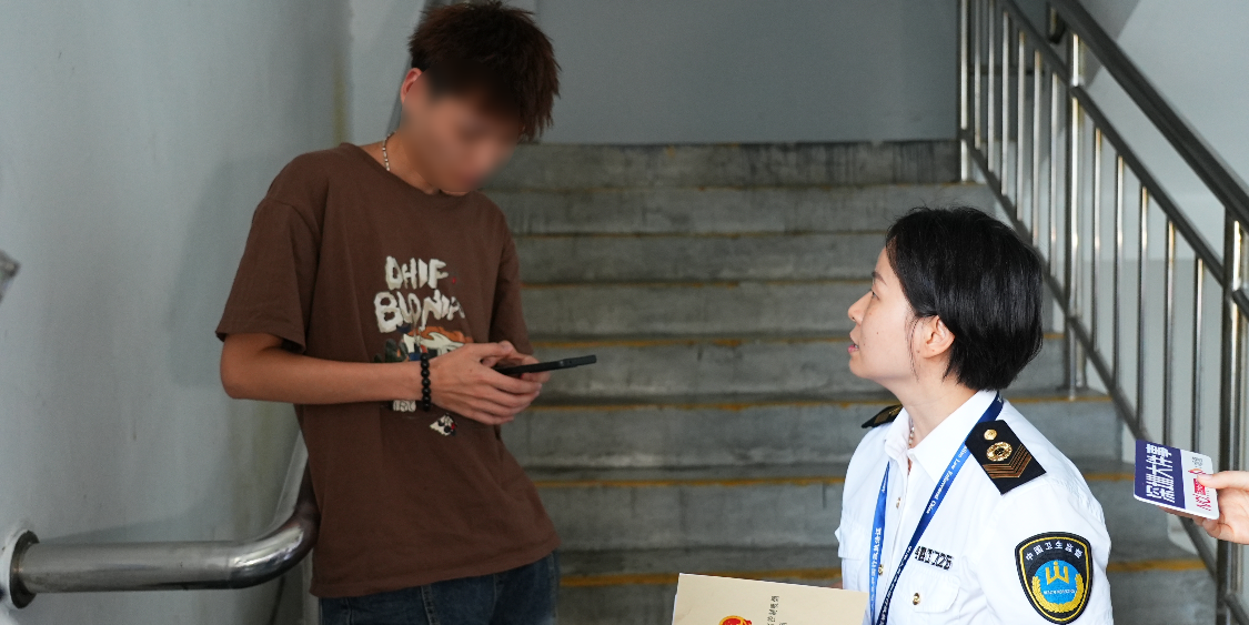 龙华写字楼查违法吸烟，女子被罚后称：等下还有很多人来这抽