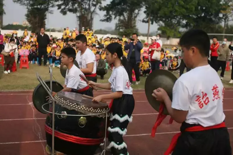 诒燕堂醒狮会在南边小学校运会上表演