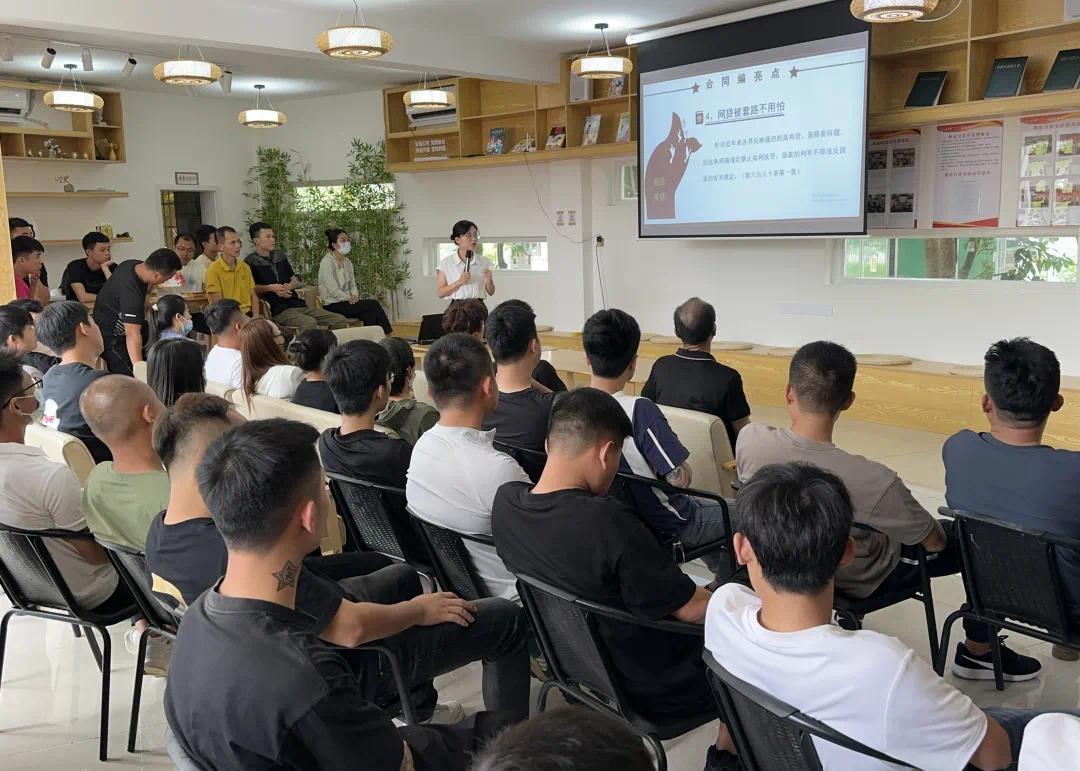 万宁开展"民法典宣传月暨优化法治化营商环境"主题普法宣传活动