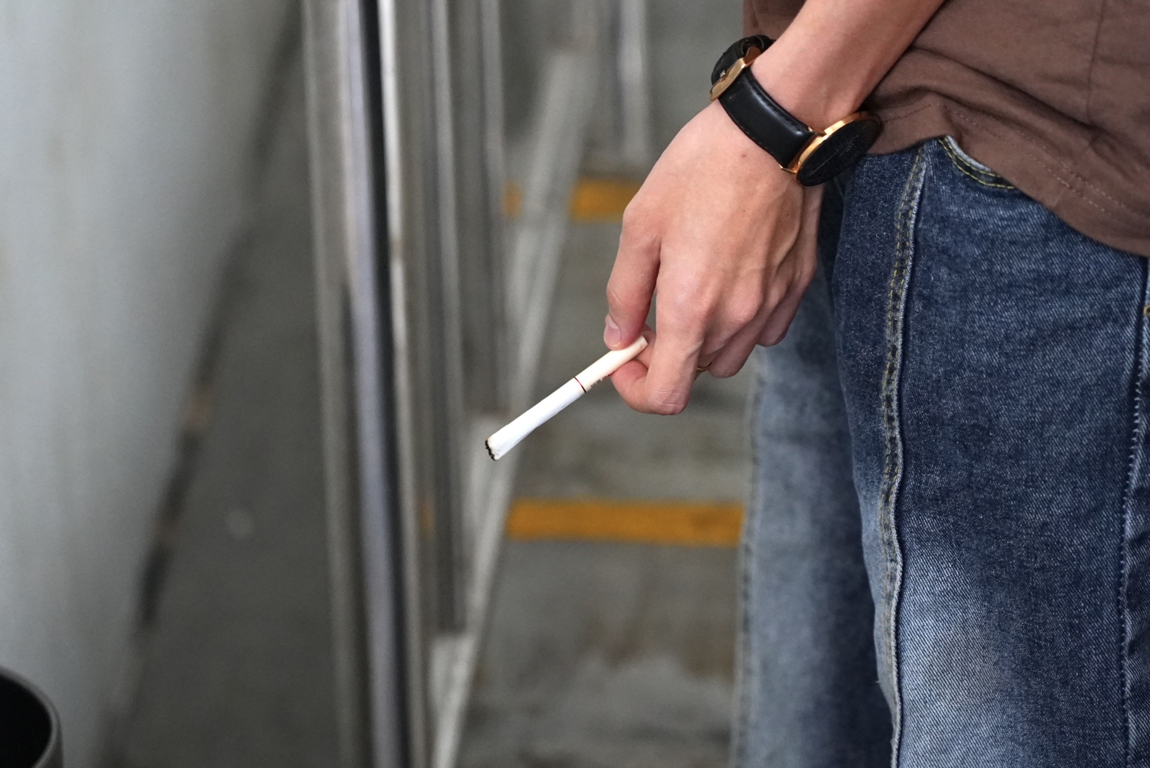 龙华写字楼查违法吸烟，女子被罚后称：等下还有很多人来这抽