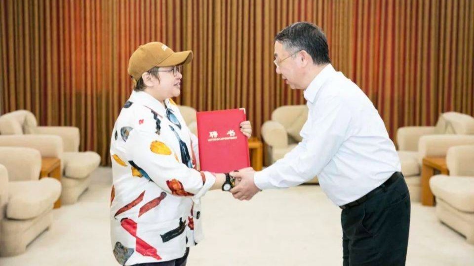 韩红又添新身份！获聘上海视觉艺术学院特聘教授封面图