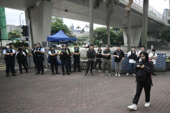 香港警方30日在法院外部署警力戒备。 图自香港星岛网