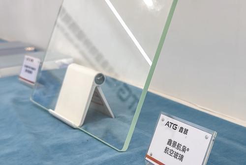 ▲位于两江新区水土新城的重庆鑫景特种玻璃有限公司展厅，用于C919风挡玻璃的高性能航空玻璃原片在此展示。记者 张锦辉 摄