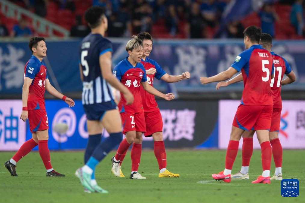 武汉三镇足球俱乐部训练服 E82C8A1463A03B9557FAFCC40BFF4E0EEAD7F41E_size1062_w1014_h676.png