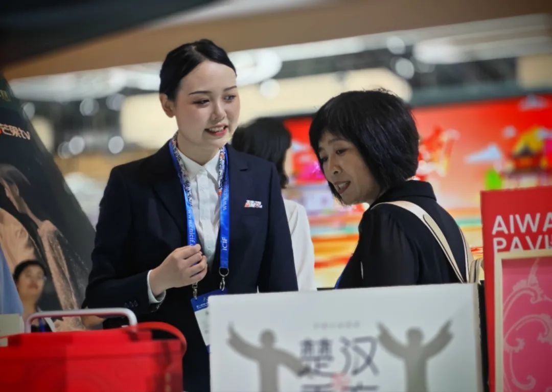 湖南博物院教育员为观众介绍文创产品