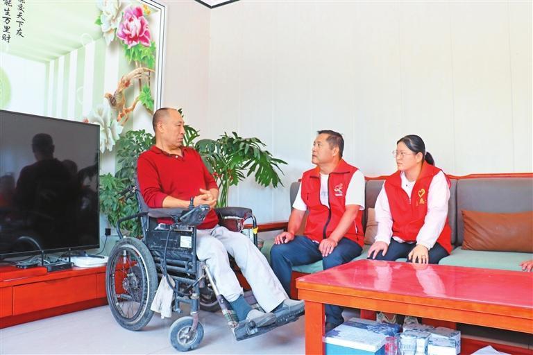 定西市安定区凤翔镇组织党员干部深入孤儿、困难重度残疾人家中,与他们拉家常、话冷暖,引导关爱对象保持健康心态、提振生活信心、乐观面对生活。新甘肃·甘肃日报通讯员 胡耀伟