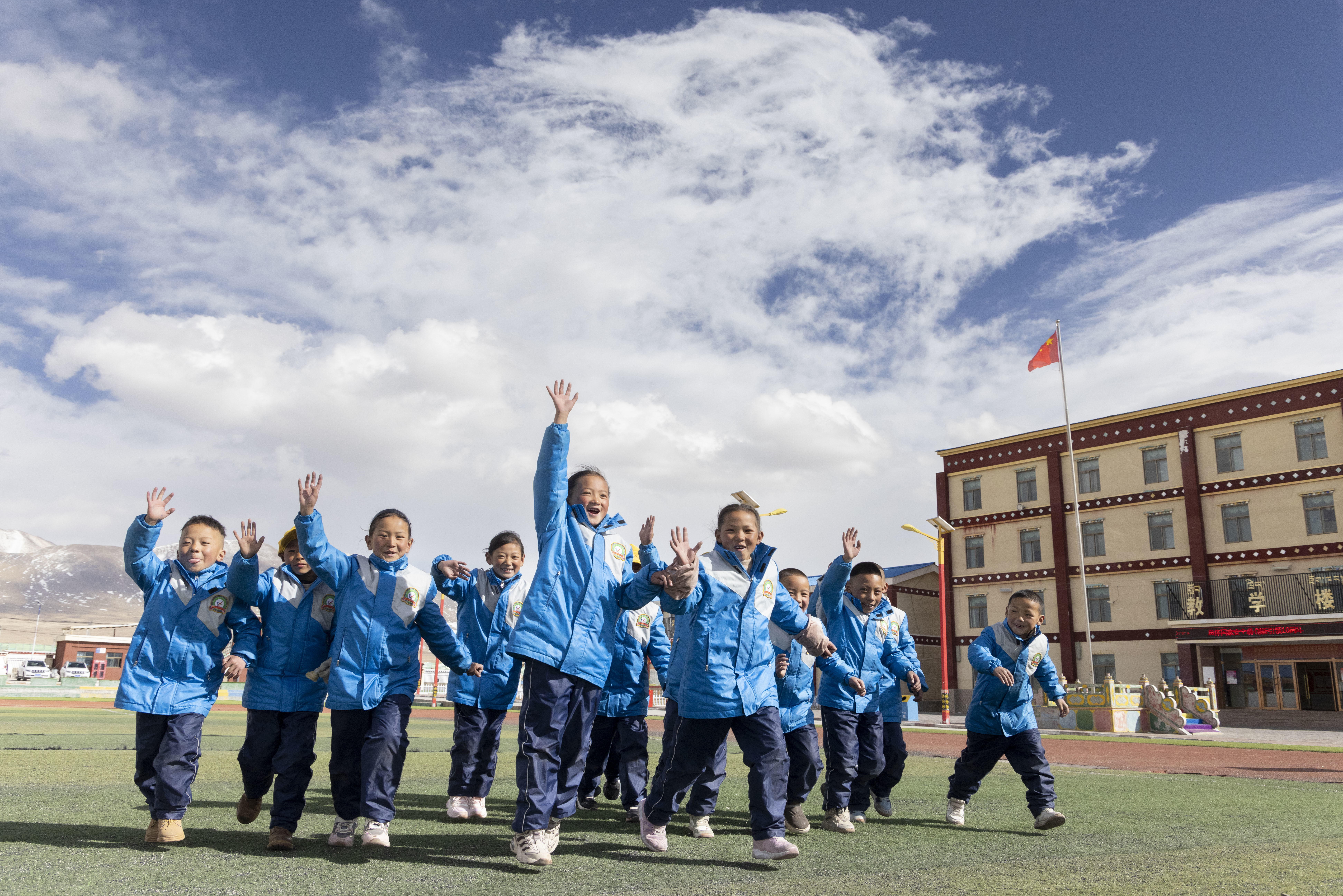 1995年，通过浙江援藏干部与浙江媒体的宣传发动，杭州百姓捐建了那曲第一批希望小学，学校几经更名，但“那曲杭州希望小学”永远嵌在了校园墙壁上。