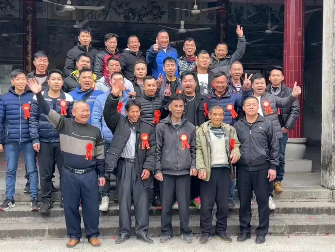 南海今蕉的宗亲兄弟为竹山岗村送来一副对联,竹山岗村的村民与宗亲在祠堂门口合影留念