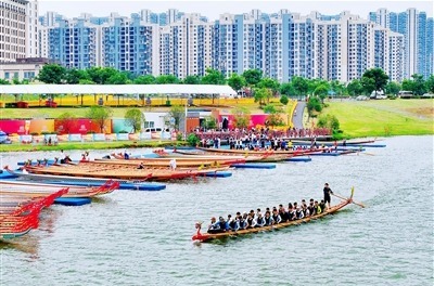 龙舟队正在训练