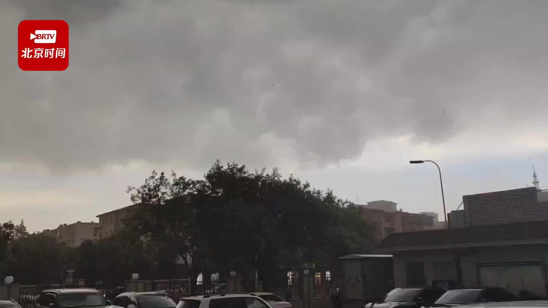 石景山出现短时大风大雨