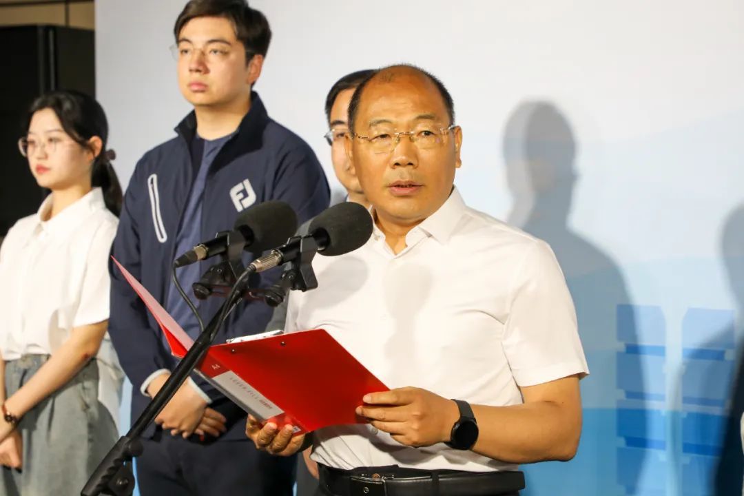 亚布力论坛向郑州市捐赠首列地铁公益专列 "亚布力企业