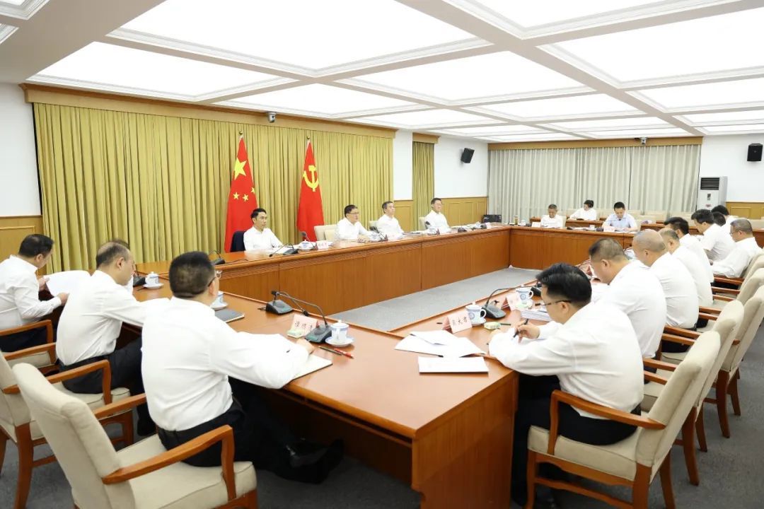 5月29日上午，沙坪坝召开区委常委会会议，区委书记唐小平主持会议并讲话。文胜/摄