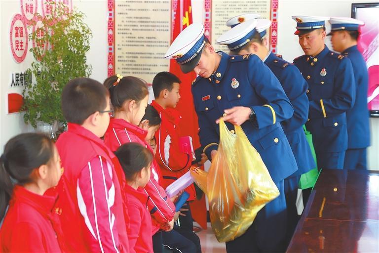 省森林消防总队张掖支队肃南大队联合红湾小学开展“结对帮扶送温暖、爱心纾困促成长”主题活动 新甘肃·甘肃日报通讯员 景旭鹏