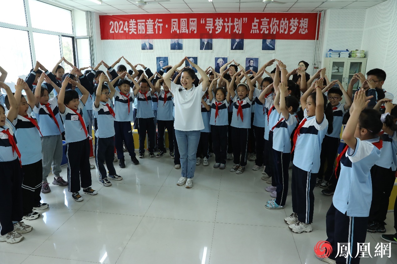 志愿者冯向青带领孩子们演唱利比亚民歌《Funga a Lafia》。