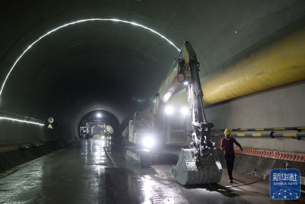 ↑6月3日，中铁四局的建设者在西成铁路甘肃段格尔隧道内施工作业。