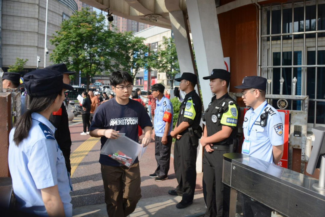 警方协同开展考生安检工作。