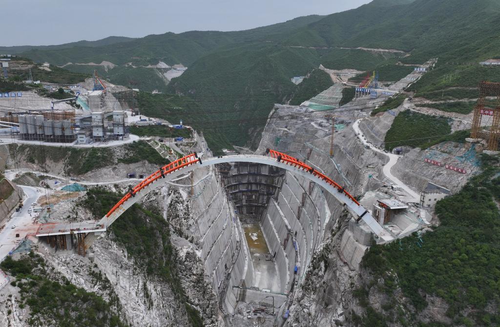 这是5月31日拍摄的陕西东庄水利枢纽泾河大桥施工现场(无人机照片)。