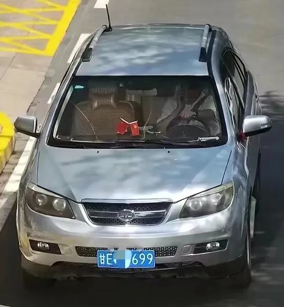 开车还敢打电话　看看谁被监控拍下了