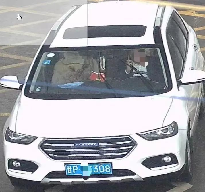 开车还敢打电话　看看谁被监控拍下了